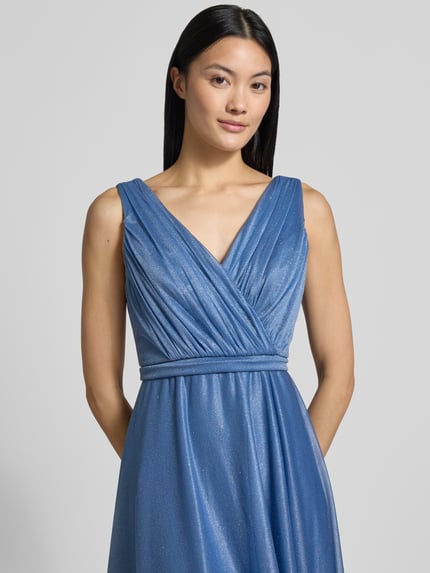 Kobieta prezentuje sukienkę wieczorową z błyszczącą siateczką 'Abendkleid mit Glitzer-Mesh' od TROYDEN COLLECTION w kolorze niebieskim, dekolt w serek, taliowany krój, bez rękawów, fałdowana faktura, Długość tyłu w rozmiarze 36: 136 cm, Szerokość w rozmiarze 36: 37 cm, zbliżenie na górę sylwetki.