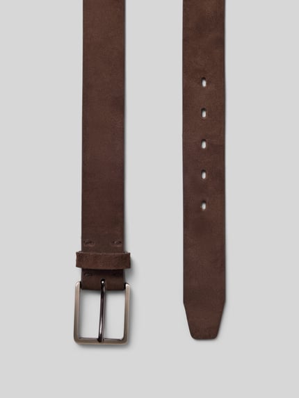 Produktfoto, Gürtel aus Veloursleder mit Dornschließe von bugatti, braunes Veloursleder, klassische Form, 3 cm Breite, glatte Textur
