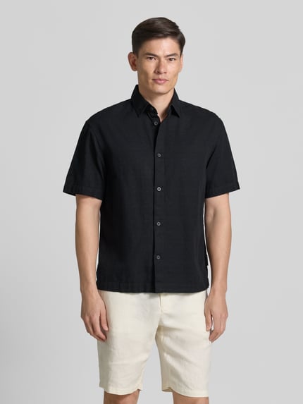 Männermodel trägt Loose Fit Freizeithemd aus reiner Baumwolle von Tom Tailor Denim, Optik: Unifarben, Kentkragen, Kurzarm, Ganzkörperansicht von vorne