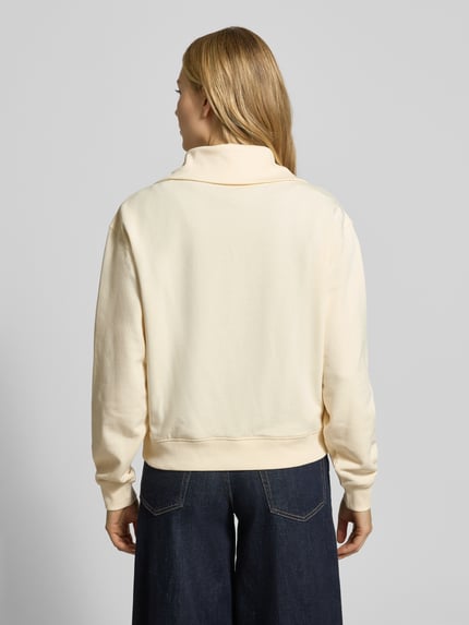 Vrouwenmodel draagt Regular Fit Sweatshirt aus Baumwoll-Mix van Tommy Hilfiger, effen crème, ribgebreide boorden, Ganzkörperansicht Rückansicht.