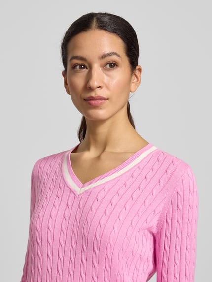 Modelka kobieca ma na sobie Slim Fit Longsleeve in Strick-Optik od Christian Berg Woman, bawełniany miks, krój slim fit, dzianinowa faktura, dekolt V, elastyczne wykończenia, długość tyłu 58 cm w rozm. S, długość rękawa 63 cm w rozm. S, jasnoróżowy kolor, widok na górną część ciała z przodu