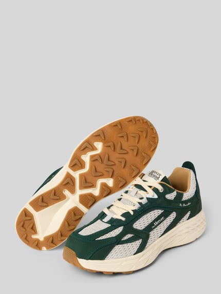 Produktfoto, Sneaker mit Kontrastbesatz von The Mercer in Grün, Beige und Weiß, strukturierte Sohle, Label-Print, Schnürverschluss, runde Form, Absatzhöhe 5 cm, Schafthöhe 8 cm, Schaftweite 11 cm.