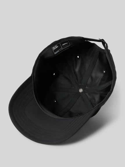 Produktfoto, Basecap mit Label-Print von adidas Training in Schwarz, verstärkter Schirm, verstellbarer Verschluss, Innenansicht, sechs Luftlöcher.
