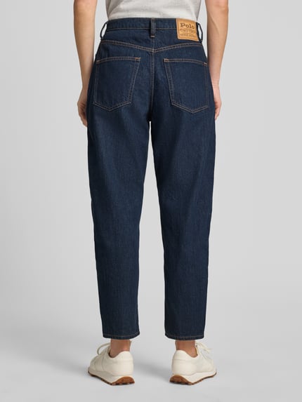 Vrouwenmodel draagt Tapered Fit Barrel Jeans uit puur katoen van Polo Ralph Lauren, donkerblauw met zichtbare stiksels, volledige lichaamsaanzicht achterkant.