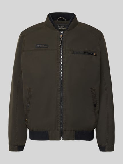 Produktfoto, Blouson mit Stehkragen und Eingrifftaschen von camel active in Dunkelgrün mit Reißverschlüssen und Label-Detail, glatte Struktur