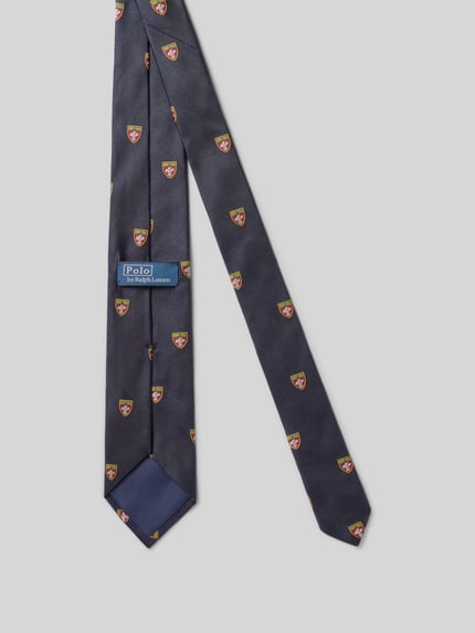 Produktfoto, Krawatte aus reiner Seide von Polo Ralph Lauren in Dunkelblau mit kleinen Wappenmotiven, glatte Textur auf hellem Hintergrund. Herren Krawatte von Polo Ralph Lauren