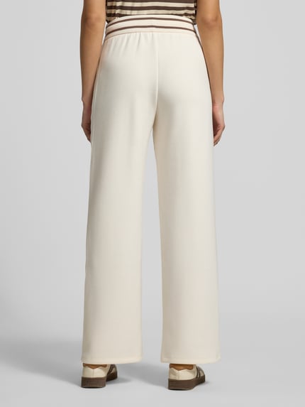 Frauenmodel trägt Sweatpants mit elastischem Bund von ARMANI EXCHANGE aus Viskose-Mix, Relaxed-Fit, Kontraststreifen, Ganzkörperansicht Rückansicht.