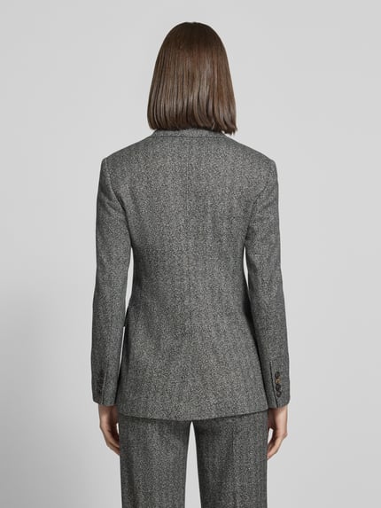 Frauenmodel trägt Regular Fit Kurzblazer mit doppelreihiger Knopfleiste von MAX MARA STUDIO, graues Fischgrätenmuster, Webware, Ganzkörperansicht Rückansicht.