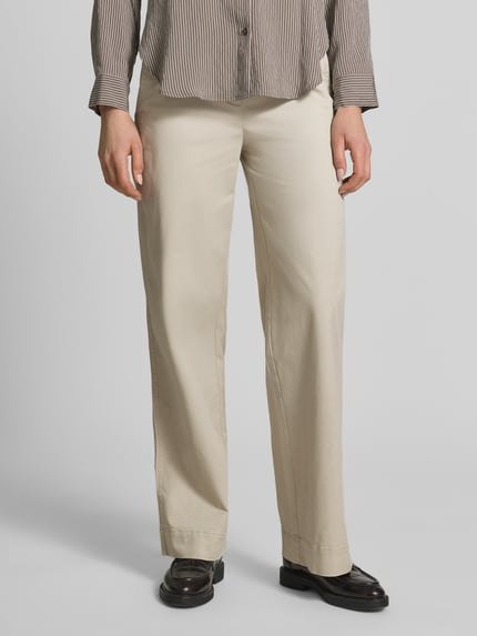 Vrouwenmodel draagt Regular Fit Hose aus Baumwoll-Mix mit Lyocell-Anteil van Marc O'Polo, look: effen, regular fit pasvorm, mid waist, met riemlussen, knoop- en ritssluiting, zijsteekzakken, aangeduide achterzakken, materiaalverwerking: twill, mix van katoen en lyocell, kleur licht beige, Ganzkörperansicht van voren.