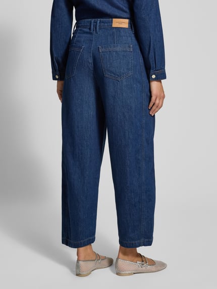 Frauenmodel trägt Barrel Fit Jeans aus Baumwoll-Lyocell-Mix von Marc O'Polo DENIM in Dunkelblau, lockere Passform, Ganzkörperansicht Rückansicht.