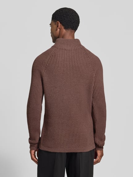 Männermodel trägt Regular Fit Strickpullover mit elastischen Abschlüssen von DRYKORN, braun, grobe Rippenstruktur, Rückenansicht, Material-Mix mit Woll-Anteil.