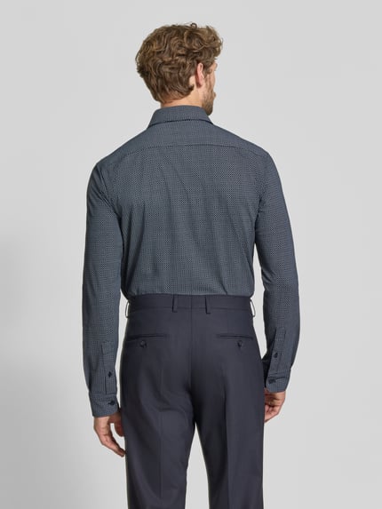 Männermodel trägt Slim Fit Businesshemd aus Baumwoll-Mix Modell 'P-ROAN-K-F-263' von BOSS in Dunkelblau mit feinem Muster, Ganzkörperansicht Rückansicht, Herren Businesshemd von BOSS.