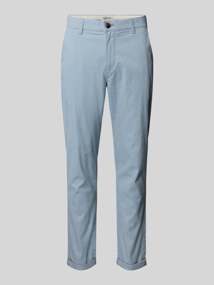 Produktfoto, hellblaue Straight Fit Stoffhose aus Baumwoll-Elasthan-Mix, Modell 'MARCO FURY' von Jack & Jones, glatte Textur, sichtbare Eingriff- und Gesäßtaschen, Knopf- und Reißverschluss, für Herren, Kontext: Bundweite 44 cm, Innenbeinlänge 77 cm bei Größe 32/32
