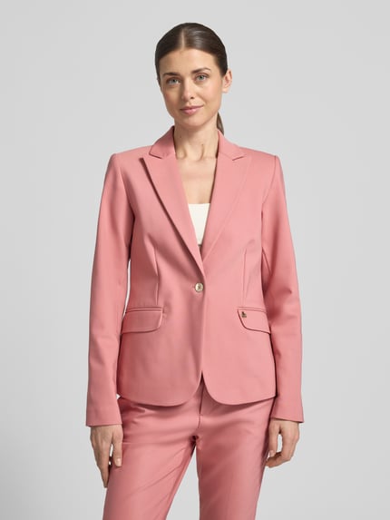 Frauenmodel trägt Regular Fit Blazer mit Pattentaschen Modell 'Blake' von MOS MOSH in Rosa, glatte Textur, Nahaufnahme Oberkörper. Baumwoll-Mix mit Stretch, Reverskragen, Knopfverschluss.
