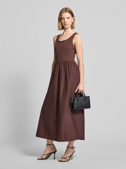 Vrouwenmodel draagt midi-jurk van model 'SUNNIA' van B.Young, mix van katoen en elastaan, A-lijn, 2-in-1-look, ronde hals, kleuren bruin, gladde textuur, Ganzkörperansicht von voren.