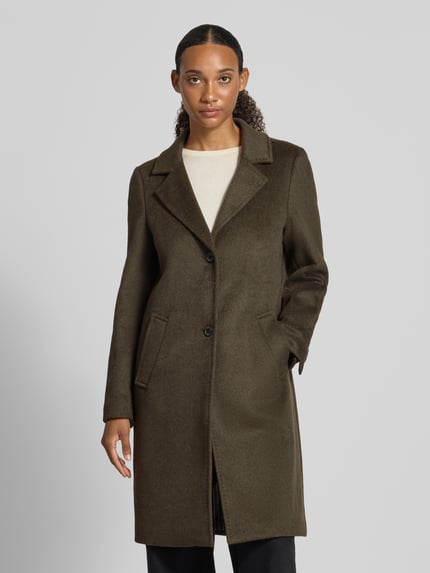 Frauenmodel trägt Regular Fit Mantel mit Woll-Anteil von s.Oliver RED LABEL in Dunkelbraun mit glatter Textur, Ganzkörperansicht von vorne.