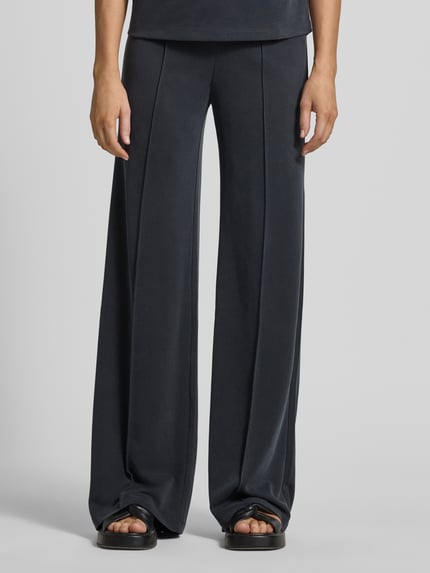 Vrouwenmodel draagt Hose aus Modal-Mix mit Längsnähten van Jake*s Collection, relaxed fit, elastische band, donkergrijs, binnenbeenlengte 85 cm, bandwijdte maat S 39 cm, vooraanzicht detailopname.