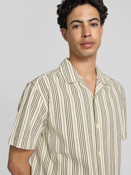 Männermodel draagt Relaxed Fit vrijetijdsoverhemd uit puur katoen model 'CRUZ' van Only & Sons, gestreept seersucker, nahaufnahme bovenlichaam