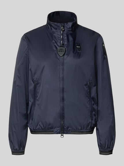 Produktfoto, Jacke mit Zweiwege-Reißverschluss Modell 'ANNABEL' von Blauer Usa in Dunkelblau mit Stehkragen, Label-Details, Reißverschlusstaschen, Regular-Fit, glatte und leicht glänzende Textur