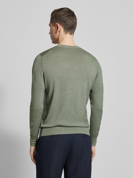 Männermodel trägt Strickpullover aus reiner Schurwolle von GRAN SASSO in Olivgrün, körpernaher Schnitt, elastische Abschlüsse, Ganzkörperansicht Rückansicht