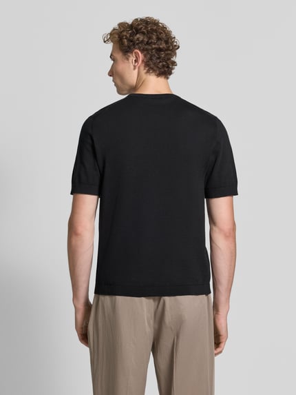 Männermodel trägt Regular Fit T-Shirt aus reiner Baumwolle Modell 'TORINO' von SELECTED HOMME in Schwarz, unifarben, Ganzkörperansicht Rückansicht.
