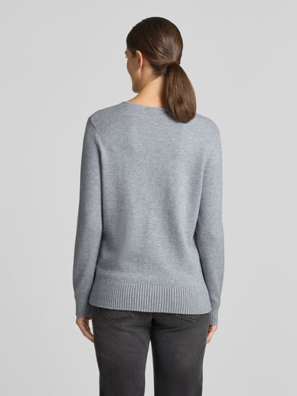 Frauenmodel trägt Regular Fit Sweatshirt aus Viskose-Anteil von Christian Berg Woman in Hellgrau, weiche Struktur, gerippte Abschlüsse, Ganzkörperansicht Rückansicht.