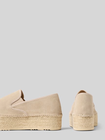 Produktfoto, Espadrilles aus Leder mit Plateausohle von Espadrij, beżowa skóra, zaokrąglony nosek, wsuwana forma, pleciona plateausohle, wysokość obcasa 4 cm w rozmiarze 40, wysokość cholewki 7 cm w rozmiarze 40, szerokość w rozmiarze 40: 5 cm, tekstura skóry i podeszwy, jasne kolory