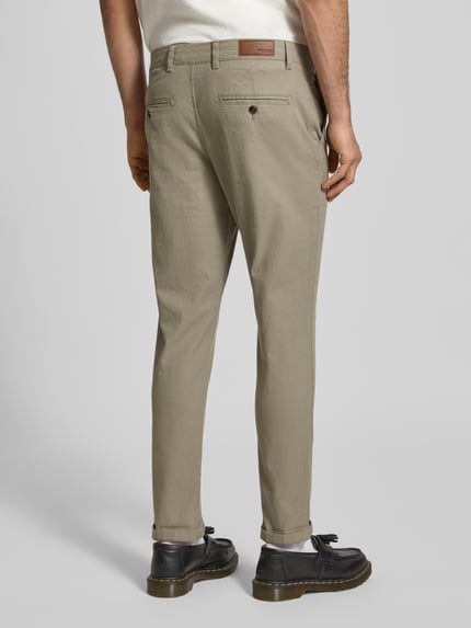 Męski model nosi Straight Fit Stoffhose aus Baumwoll-Mix Modell 'MARCO FURY' od Jack & Jones, bawełna z elastanem, jasnobeżowy, Szerokość w rozmiarze 32/32: 44 cm, długość wewnętrzna nogawki: 77 cm, widok całej sylwetki z tyłu.