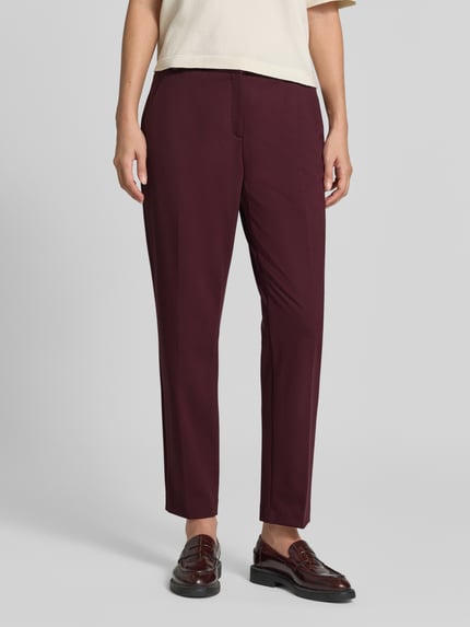 Frauenmodel trägt Regular Fit Chino aus Viskose-Mix Modell 'MARON' von Brax in Dunkelrot, Damen Schmale Hose, Nahaufnahme Oberkörper.