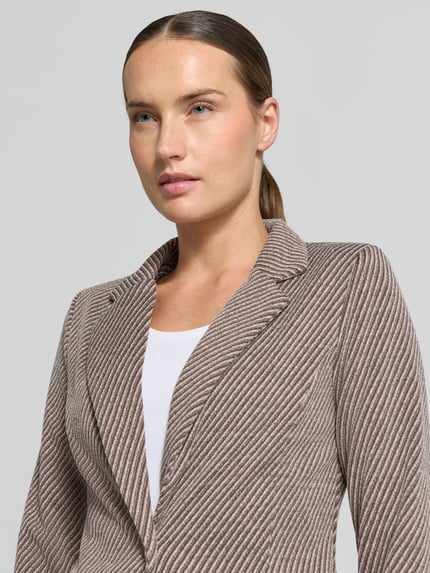 Vrouwenmodel draagt blazer met structuurpatroon van elastische materiaalmix met viscose, getailleerd, Reverskraag, paspelzakken, knoopsluiting, Model 'Kate' van ICHI, kleur bruin, Nahaufnahme Oberkörper