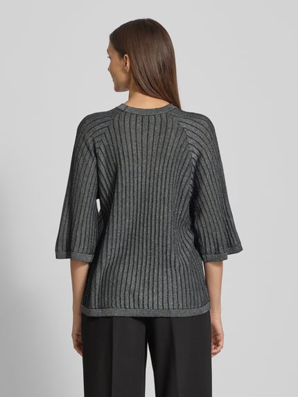 Frauenmodel trägt Strickpullover mit gerippten Abschlüssen Modell 'VIOLETTA' von Soyaconcept, Viskose-Mix, lockerer Schnitt, Ganzkörperansicht Rückansicht.