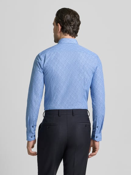 Männermodel trägt Slim Fit Freizeithemd mit Kentkragen von OLYMP No. Six, floraler Allover-Print, Ganzkörperansicht Rückansicht.