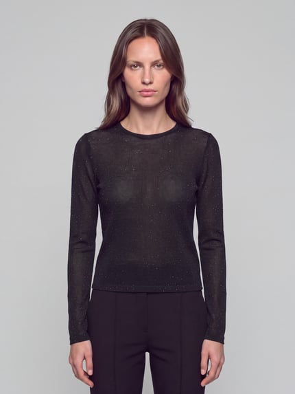 Frauenmodel trägt Langarmshirt mit Strasssteinen von VERO MODA in Schwarz, Slim Fit, gerippte Struktur, Rundhals, Ganzkörperansicht von vorne.