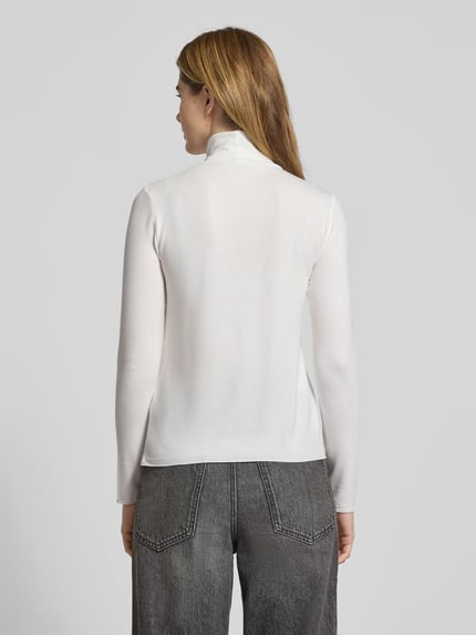 Vrouwenmodel draagt slim fit Longsleeve met Stehkragen Modell 'Kirosie' van Someday, witte viscosemix, geheel van achteren.