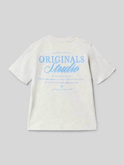 Jongen draagt Regular Fit T-shirt met Statementprint model 'Bro' van JACK & JONES, puur katoen, ronde hals, ruglengte maat 140: 50 cm. Ganzkörperansicht Rückansicht.