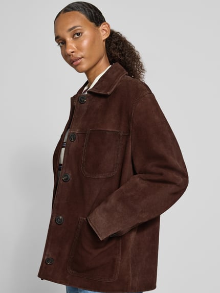 Frauenmodel trägt Regular Fit Lederjacke aus echtem Rindsleder von Marc O'Polo, dunkelbraune Farbe, strukturierte Oberfläche, Nahaufnahme Oberkörper, Damen Leder- / Kunstlederjacke von Marc O'Polo DENIM.
