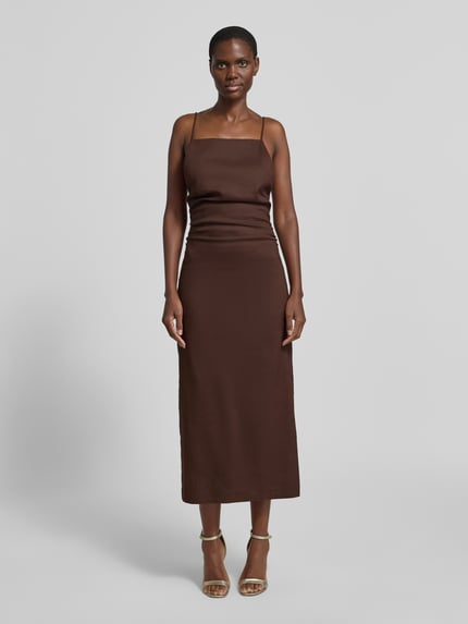 Modelka kobieca nosi brązową sukienkę midi Cocktailkleid aus Leinen-Elasthan-Mix Modell 'Stella' od Forever New, prosty krój, struktura lnu, szerokość w rozmiarze 36: 25 cm, długość tyłu w rozmiarze 36: 141 cm, widok całopostaciowy z przodu.