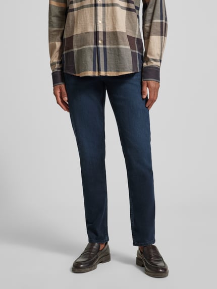 Männermodel trägt Slim Fit Jeans aus bawełniany-mix Modell 'BLEECKER' von Tommy Hilfiger, melanż, 5 kieszeni, wyhaftowane logo, denim, Ganzkörperansicht von vorne.