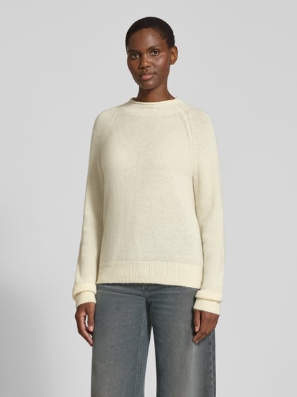 Modelka nosi Regular Fit Pullover aus Alpaka-Woll-Mix Modell 'Fesperanasy' od BOSS Orange, kremowy, dzianina, długie rękawy, widok całej sylwetki z przodu.