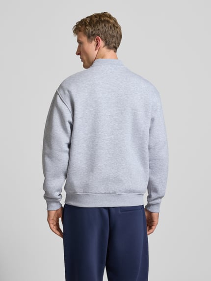 Männermodel trägt Gezippte Sweatjacke mit College-Kragen von REVIEW, Regular Fit, Baumwoll-Mix, Rückenansicht, Ganzkörperansicht Rückansicht.