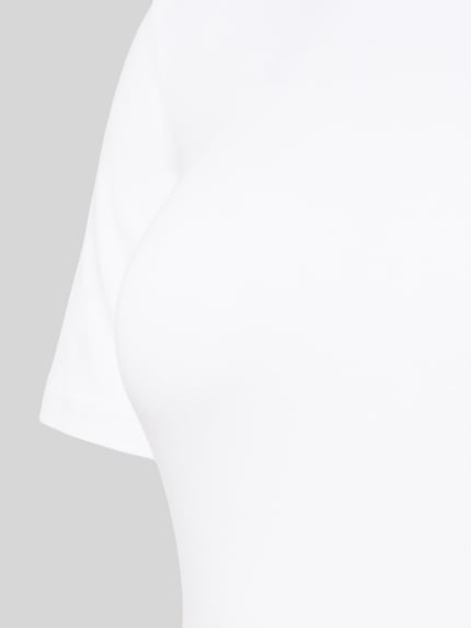Frauenmodel trägt Slim Fit Body mit Logo-Patch von Skiny aus elastischem Baumwoll-Mix, Kurzärmelig, Rundhalsausschnitt, Detailaufnahme.