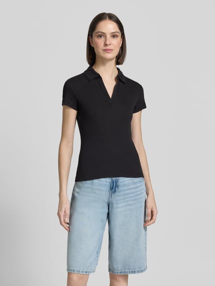 Frauenmodel trägt Damen T-Shirt mit Polokragen Modell 'Kleoh Polo' von Someday, Baumwoll-Elasthan-Mix, Ripp-Optik, Schwarz, Slim-Fit, V-Ausschnitt, Rückenlänge bei Größe 36 60 cm, Ganzkörperansicht von vorne.