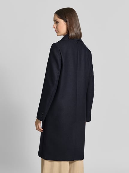Frauenmodel trägt Mantel aus Woll-Mix mit Reverskragen Modell 'ISALIE' von CINQUE in Dunkelblau, glatte Textur, Ganzkörperansicht Rückansicht. Damen Mantel, Regular Fit, Eingrifftaschen, Knopfverschluss, Rückenlänge 102 cm, Schulterbreite 37 cm, Brustweite 50 cm, Ärmellänge 65 cm.