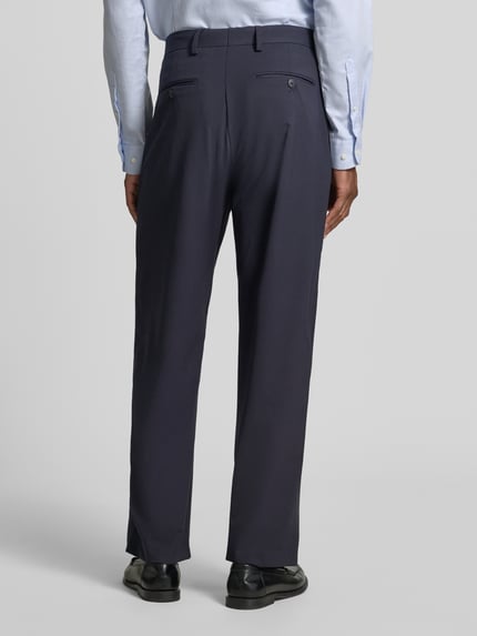 Männermodel trägt dunkelblaue Loose Fit Anzughose mit Gürtelschlaufen Modell 'LOOSE-LIAM' von Selected, Herren Anzughose, Ganzkörperansicht Rückansicht.