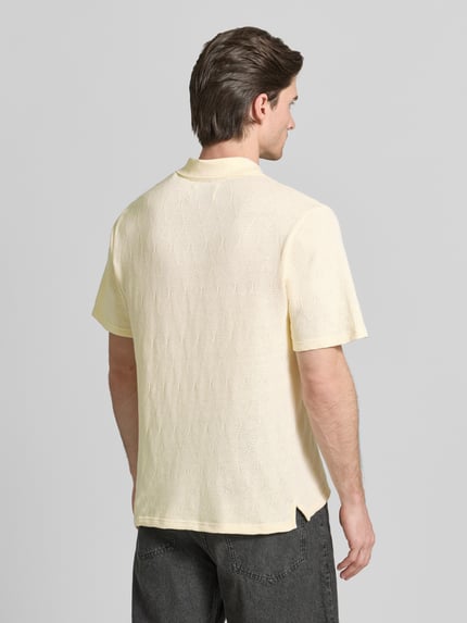 Männermodel trägt Regular Fit Poloshirt mit Knopfleiste Modell 'Gabriel' von Wood Wood, reine Baumwolle, Rückansicht, Ganzkörperansicht.