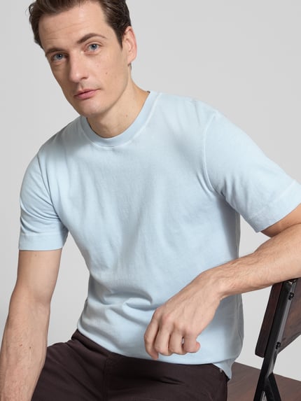 Männermodel trägt T-Shirt mit Rundhalsausschnitt von Drykorn in Hellblau, reine Baumwolle, Regular Fit, Nahaufnahme Oberkörper.