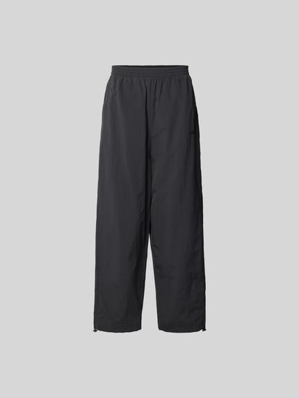 Produktfoto, Sweatpants mit elastischem Bund von VETEMENTS in Schwarz, Relaxed-Fit, Eingrifftaschen, Wide Leg, Beinabschlüsse mit Tunnelzug.