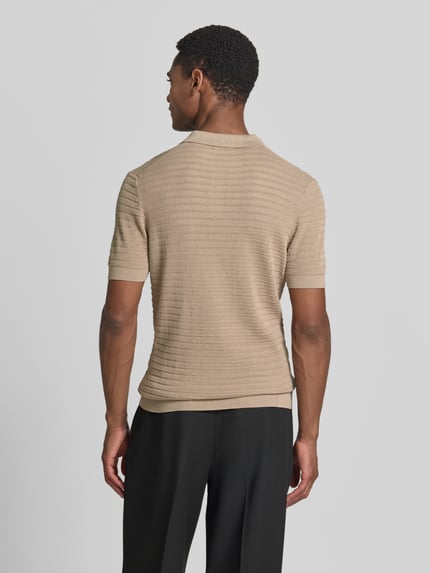 Männermodel trägt Slim Fit Strick-Poloshirt mit Strukturmuster Modell 'BRAIAN' van Drykorn, katoen, V-hals, beige kleur, ruglengte 71 cm, Ganzkörperansicht Rückansicht