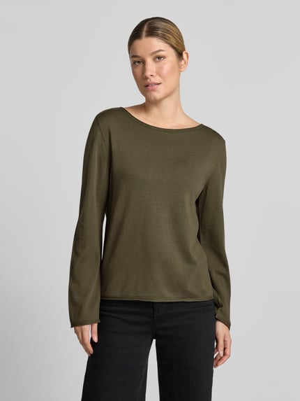 Vrouwenmodel draagt Regular Fit pullover uit katoen- en viscosemix van s.Oliver RED LABEL in olijfgroen, eenvoudige structuur, voorkant bovenlichaam close-up.