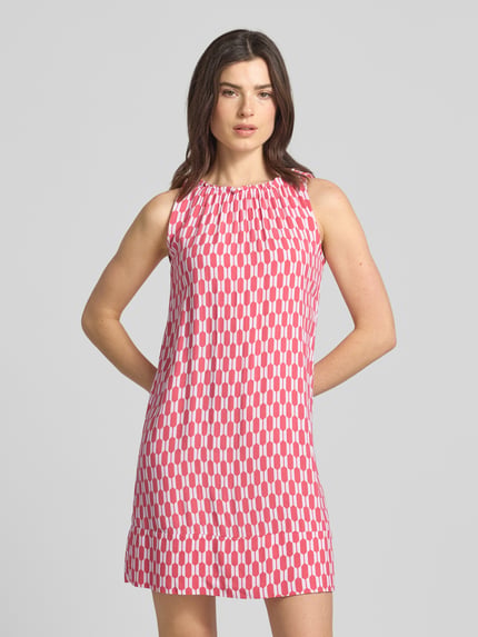 Modelka kobieca nosi Knielanges Kleid aus Viskose mit Rundhalsausschnitt od ZABAIONE w luźnym kroju, długość do kolan, szerokie ramiączka, wzór geometryczny w różowych i białych odcieniach, czysta wiskoza, szerokość w rozmiarze S: 46 cm, długość tyłu w rozmiarze S: 83 cm, model 'Sy44lvie', okrągły dekolt z falbanką, widok całej sylwetki z przodu.